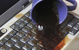 Rozlana kawa, zalana klawiatura, zalany laptop, uszkodzony laptop, cukier