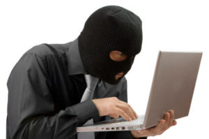 złodziej, haker, hacker, komputer, laptop, kominiarka, kradziez danych, kradziez laptopa